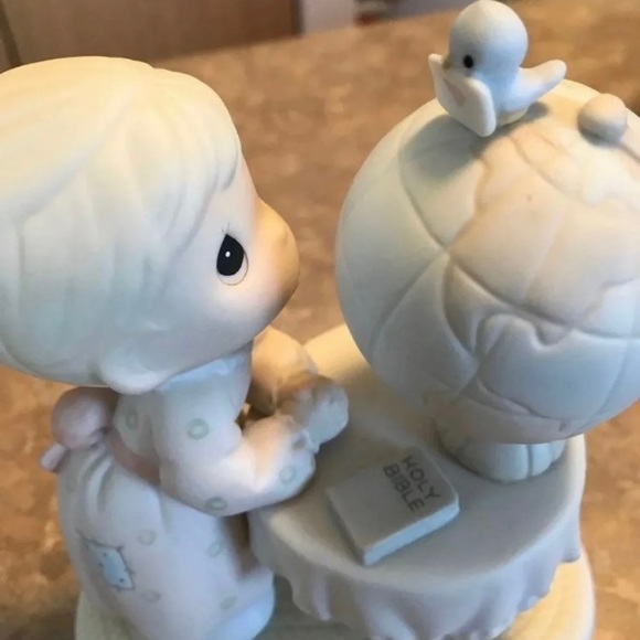 Precious Moments Figurine - Picture 3 of 4